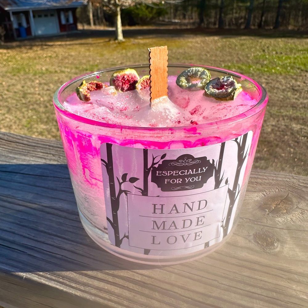 candle is made high quality wax of puffin and Wixs  cotton  pineapple